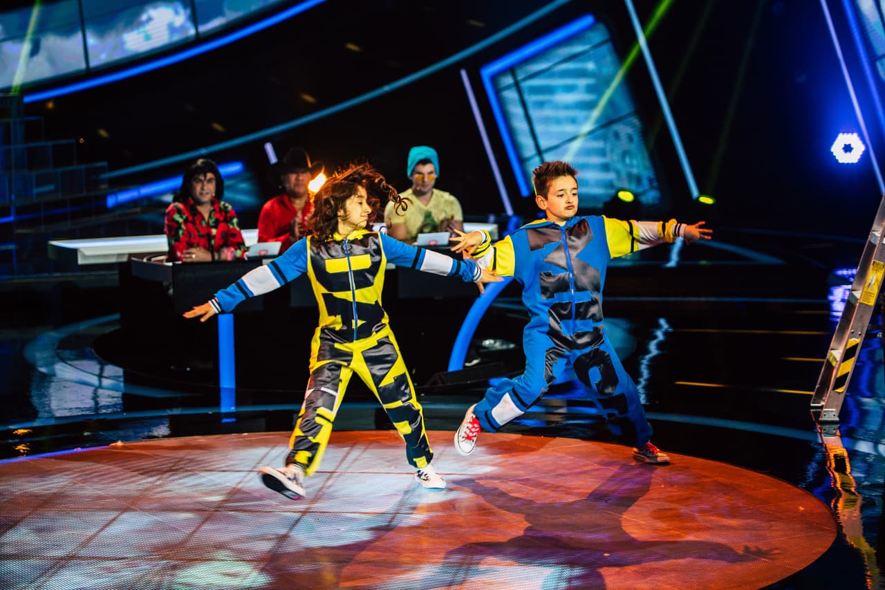 El baile estuvo lleno de pasos sincronizados.