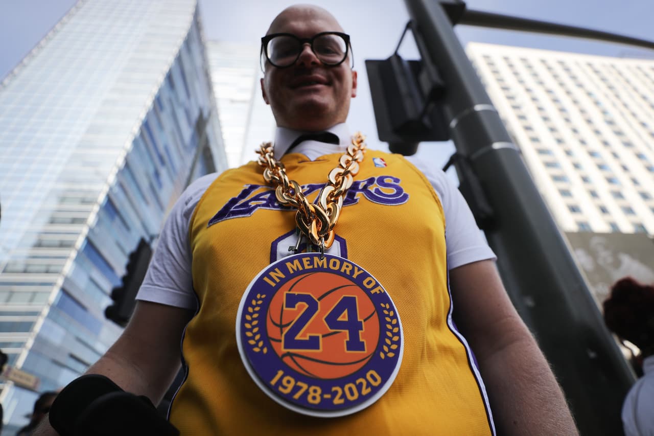 Los fanáticos de Bryant llevaron al homenaje objetos conmemorativos de la vida del basquetbolista. El helicóptero donde viajaban se estrelló a unas 25 millas del centro de Los Ángeles, un día de poca visibilidad por el mal clima, a finales de enero.