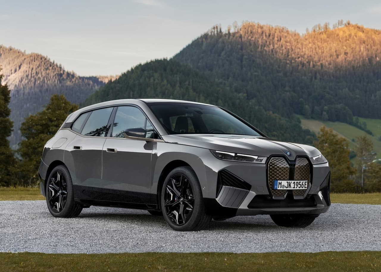 <h3 class="cms-H3-H3"><b>BMW iX M60</b></h3>
<br>
<br>Si bien BMW ya nos había mostrado a la iX en septiembre del año pasado, esta es la primera vez que vemos el tratamiento “M” de alto rendimiento en un modelo totalmente eléctrico. ¿Su nombre? M60.
<br>