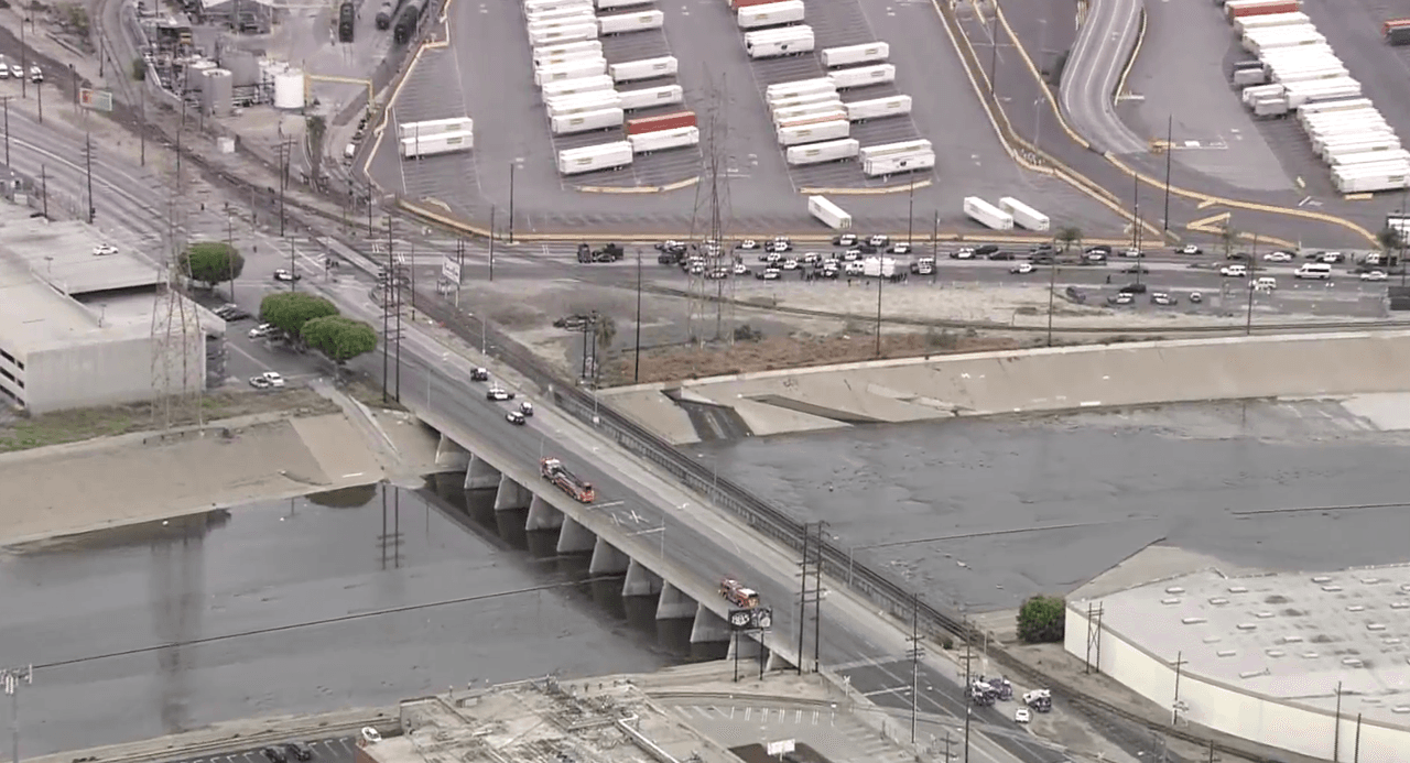 Violenta persecución deja un detenido y un sospechoso atrincherado en el área de Vernon