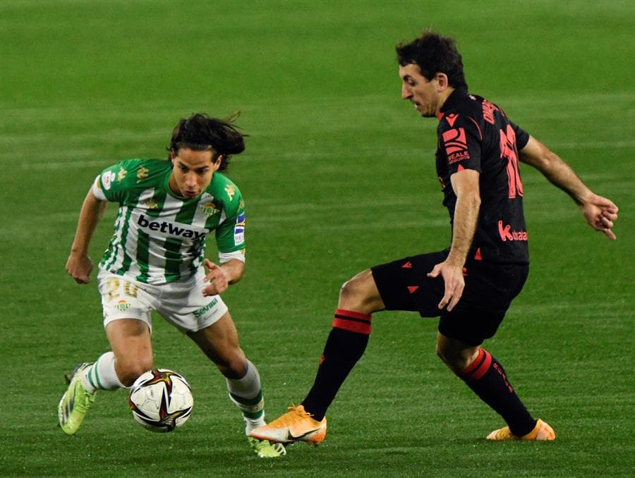 Con tres goles y en tiempo extra, el Real Betis deja en el camino a la Real Sociedad y pasan a Cuartos de Final de la Copa del Rey. Con doblete de Sergio Canales y gol de Borja Iglesias, los béticos superan a los blanquiazules. El mexicano Diego Lainez es titular en el encuentro.