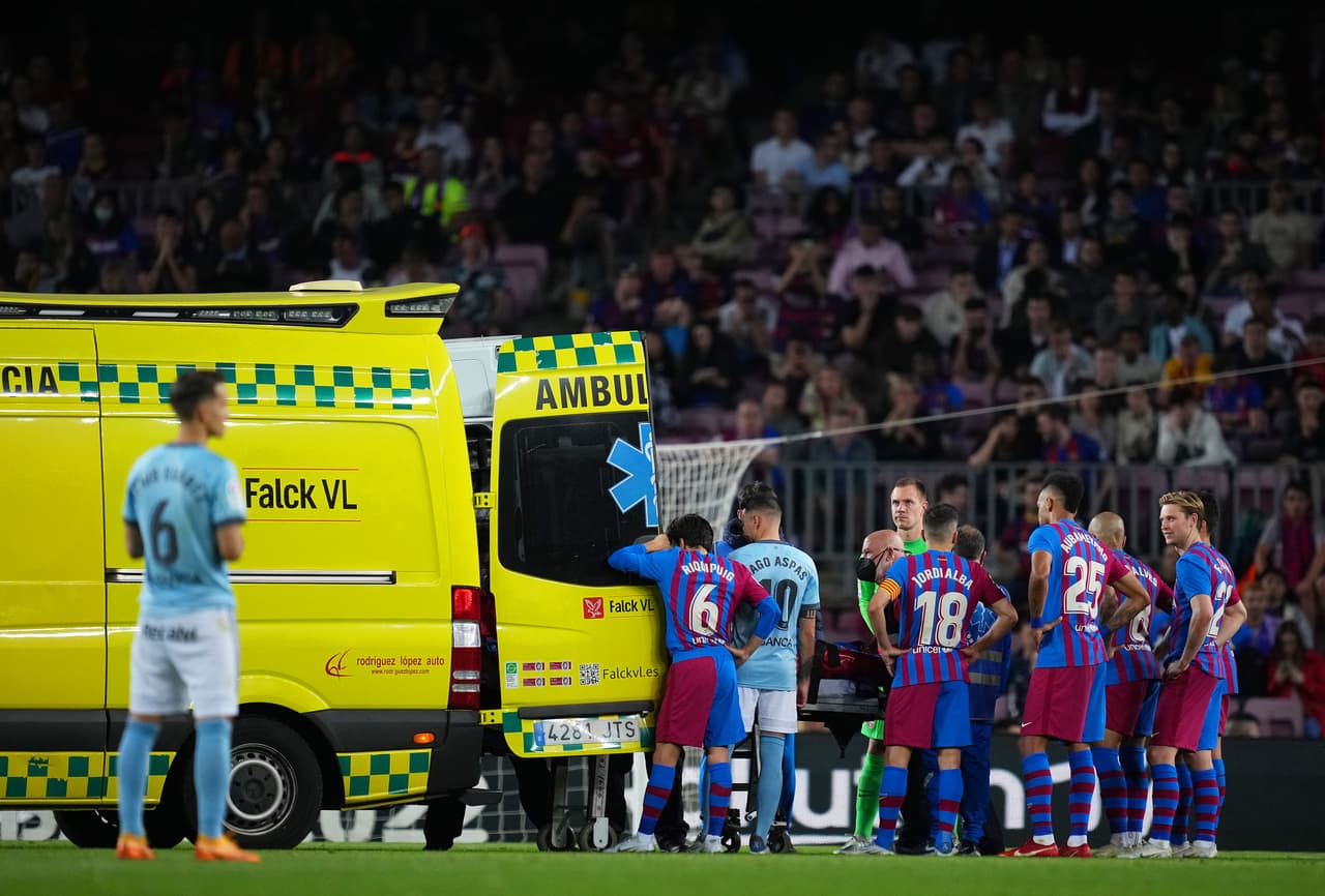 Ronaldo Araújo sufrió un choque de cabezas con su compañero Gavi y fue trasladado a un hospital.