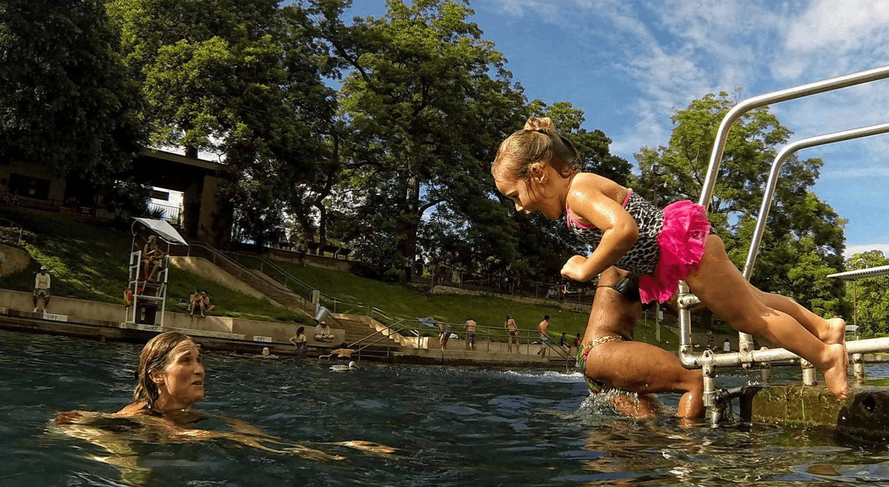 <a href="https://austintexas.gov/department/barton-springs-pool">Barton’s Spring Pool</a> - Que hacer en Austin con niños