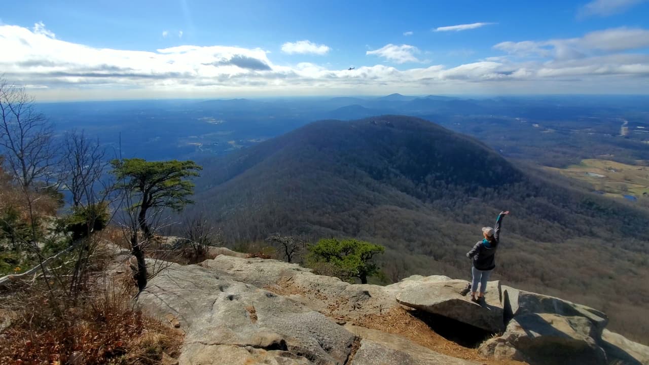 Tomar fotografías, videos y hasta saludar a los viajeros que pasan en avionetas cerca de la montaña.