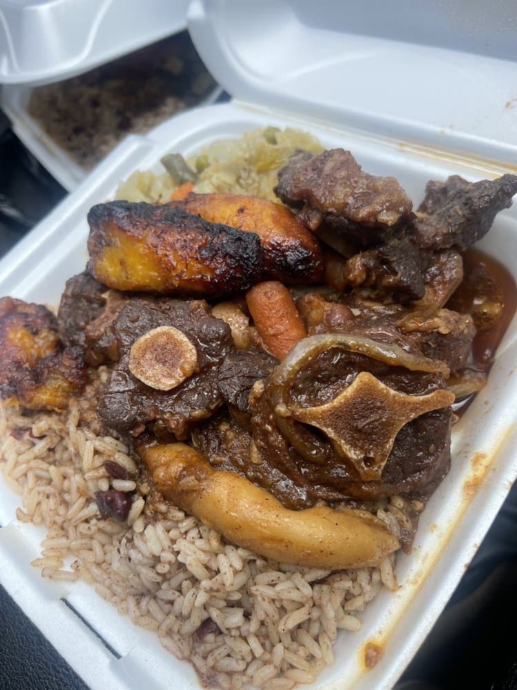 <b>Jerk Man Island Cuisine</b>
<br>Dirección: 4301 New Bern Ave. Raleigh, NC. 27604
<br>Teléfono: (919) 244-2188
<br>Sitio web:
<a href="http://www.jerkmanislandcuisine.com">www.jerkmanislandcuisine.com</a>
<br>
<b><a href="https://www.yelp.com/map/jerk-man-island-cuisine-raleigh">Cómo llegar</a></b>
<br>
<br>Una usuaria de Yelp dijo: “Definitivamente haría de este lugar algo habitual sobre otros lugares que sirve comida del Caribe que he probado en Raleigh… Las porciones eran geniales, los precios no estaban nada mal y la comida estaba caliente y sabrosa”.