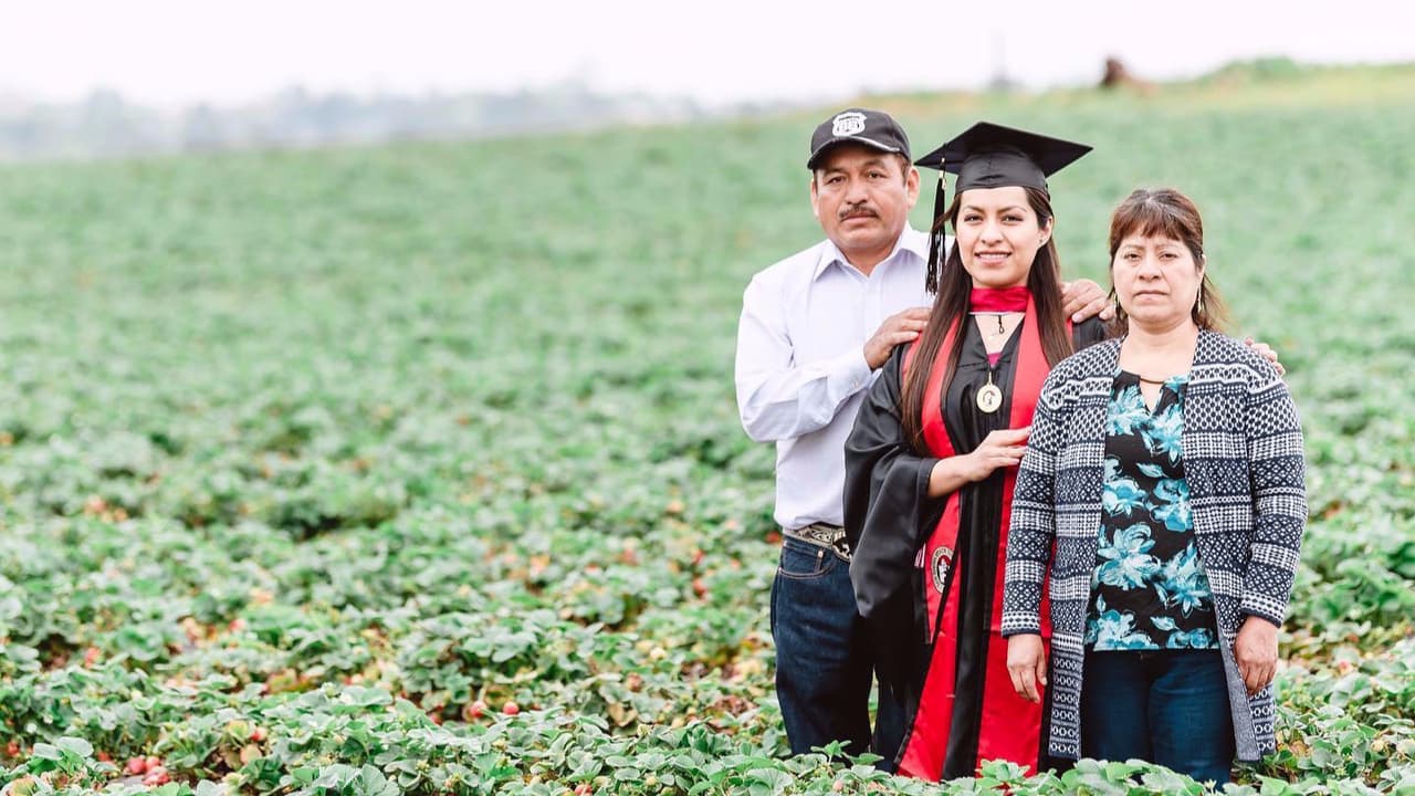 De mamá adolescente a graduada: hija de jornaleros mexicanos homenajea a sus padres con fotos virales