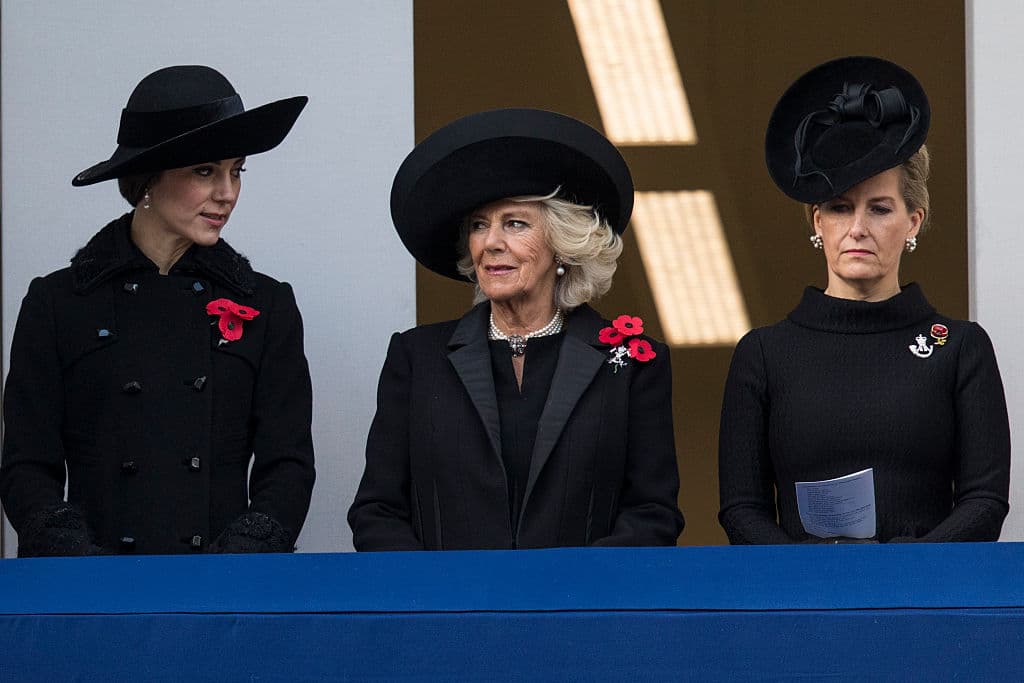 La fuente también dijo que le tiene mucha confianza y hasta la considera una hija más: "La reina confía en ella de una manera que no podría decir que se aplica a la duquesa de Cambridge o la duquesa de Cornwall. Ella es como otra hija para su majestad, son muy cercanas".