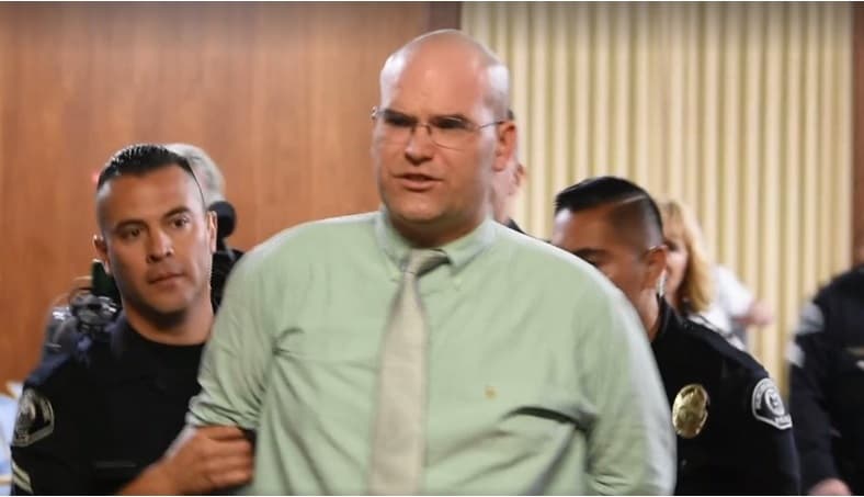 Arrestan al líder de grupo proTrump en Los Ángeles por interrumpir una reunión oficial