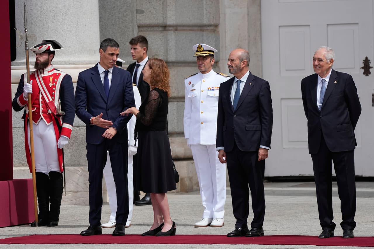 El presidente del Gobierno español, Pedro Sánchez, y la presidenta del Congreso de los Diputados, Francina Armengol, esperan la llegada del Papa al Palacio Real de Madrid.