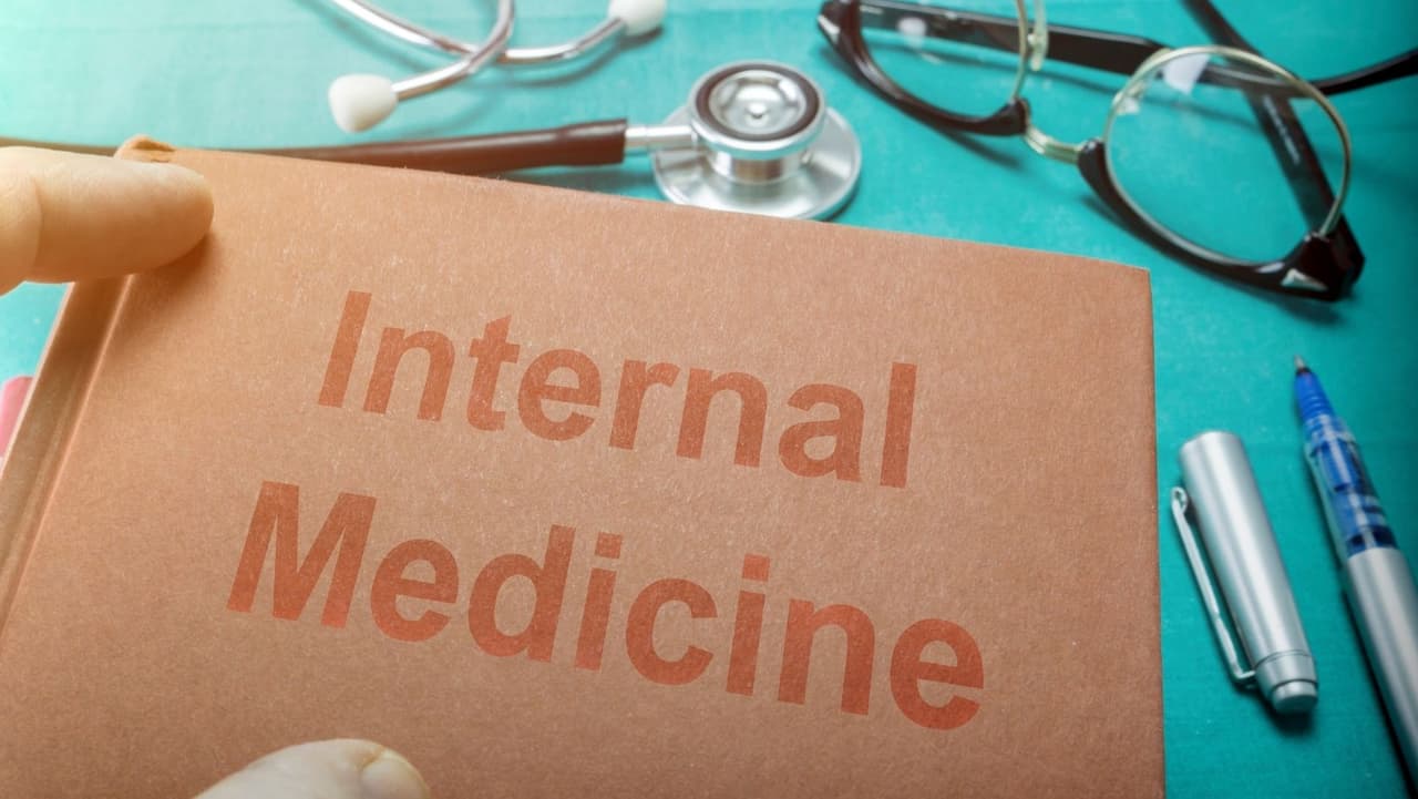<b>Medicina interna general</b>: es una de las especialidades mejor pagadas con un salario anual en los $255,350 y ocupando el puesto número 3 entre las ocupaciones de mayor remuneración.