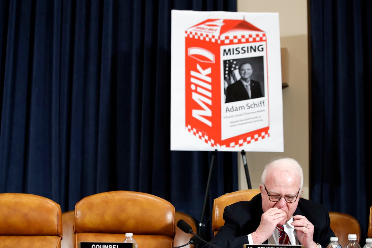 El republicano Jim Sensenbrenner como un bocado en una pausa de la audiencia del Comité, con un cartel que simula un cartón de lecho con la figura de Adam Schiff y la palabra "Desaparecido".