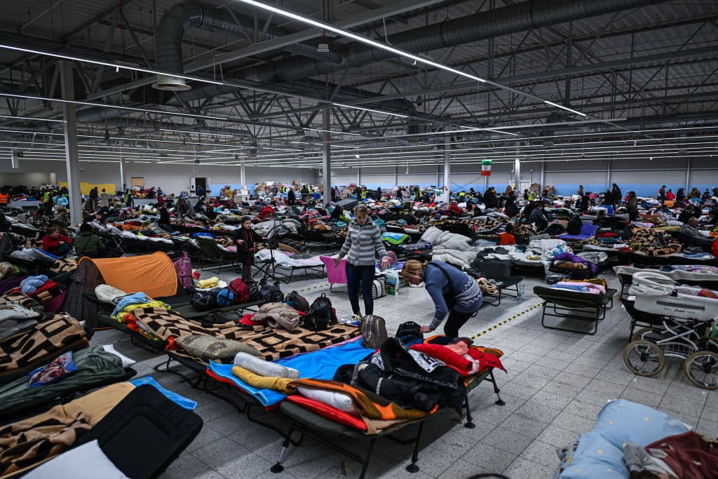 Un grupo de refugiados ucranianos ha sido alojado temporalmente en un refugio en Przemysl, Polonia, país que ha recibido en dos semanas más de un millón de desplazados por la invasión rusa a Ucrania.