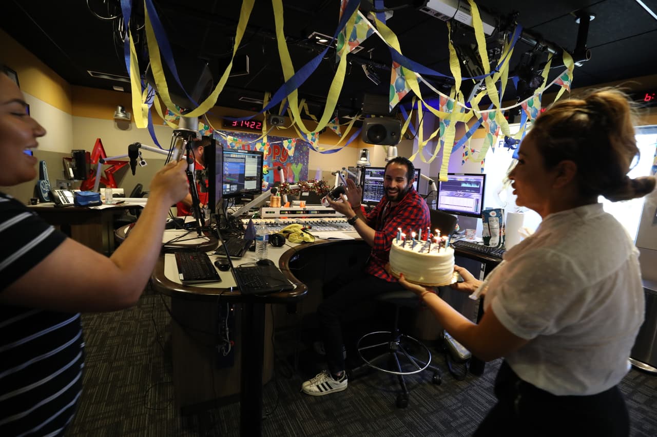 Ella entró cantando a todo pulmón
<b>'Las Mañanitas'</b>.