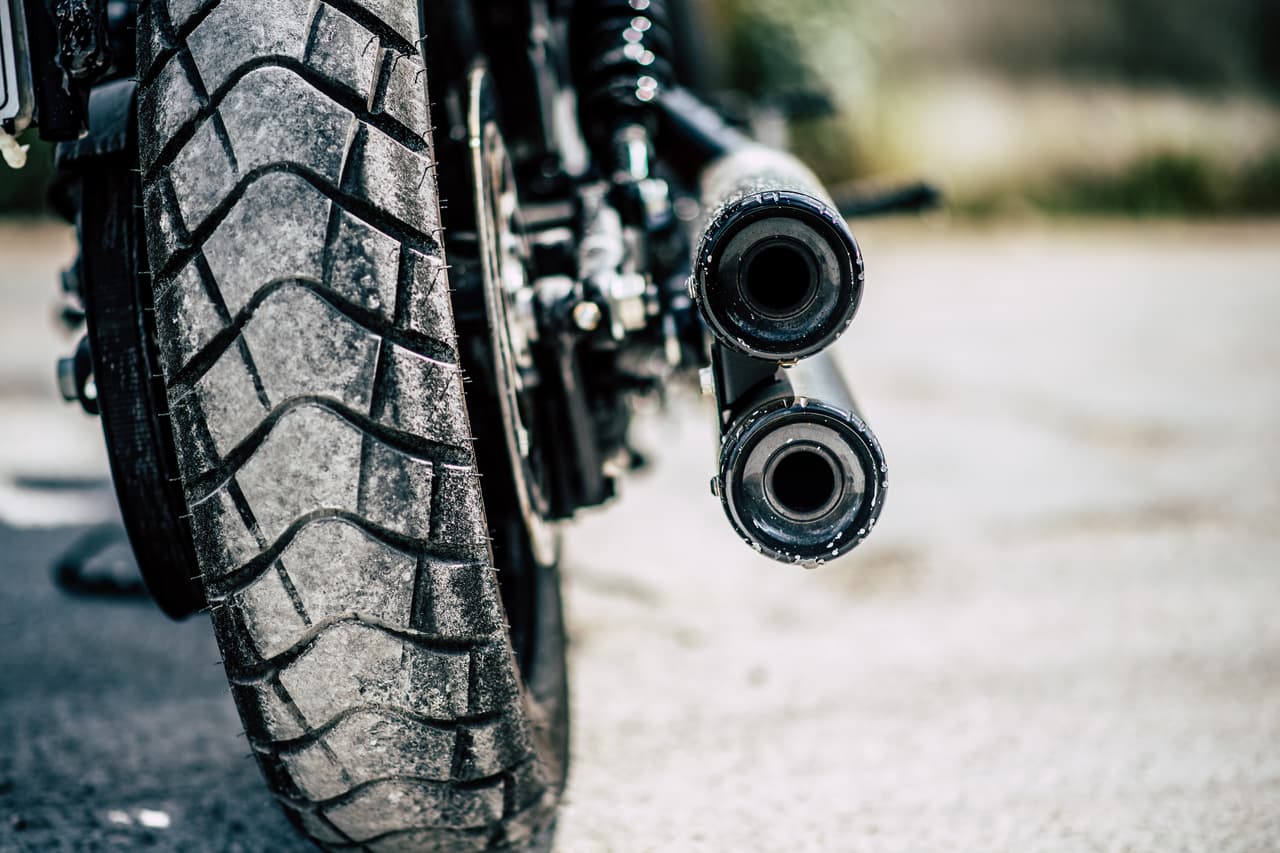 Sus tubos de escape dobles fueron opacados y crean suficiente ruido como para destacar su presencia, sin llegar a ser molesto con los vecinos.