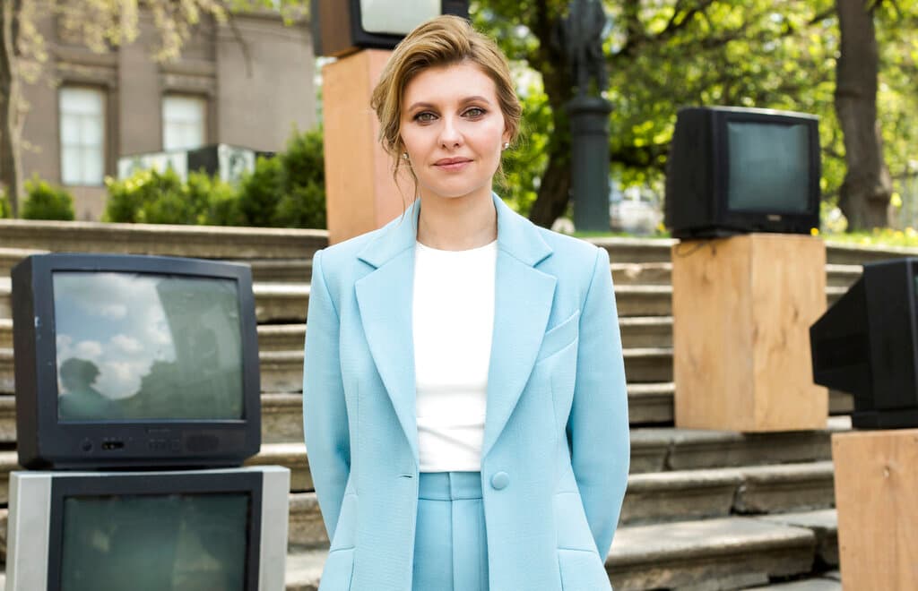 En esta foto tomada el 6 de mayo de 2020, Olena Zelenska, esposa del presidente de Ucrania, Volodymyr Zelenskiy, observa un discurso televisivo en Kiev, Ucrania.
