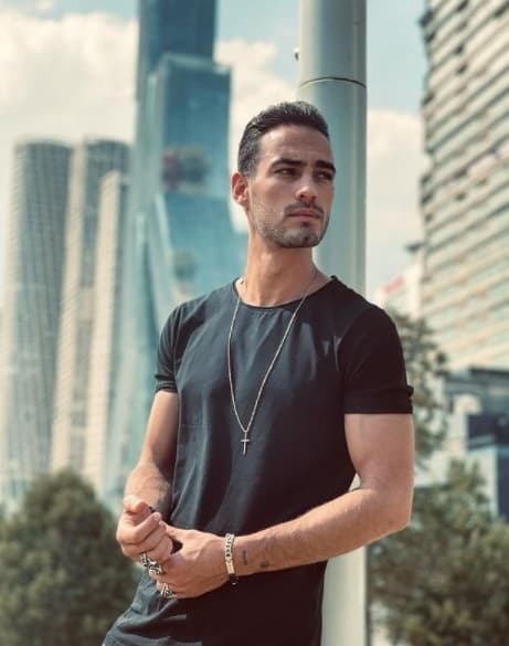 Posteriormente se trasladó a Nueva York para mejorar sus habilidades histriónicas al estudiar en la American Academy of Dramatic Arts.