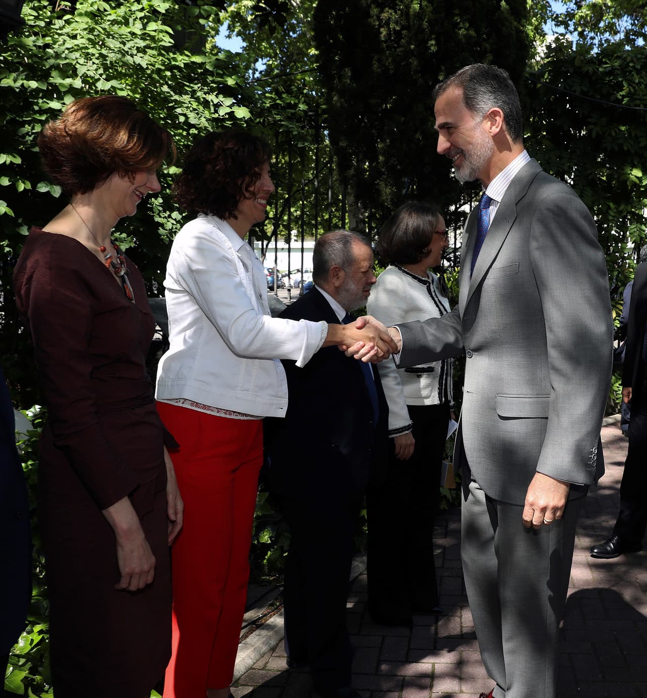 El rey Felipe saluda a la secretaria de Estado de la España Global, Irene Lozano (2i), a su llegada a la Casa de América donde este martes tiene lugar la ceremonia de entrega de los XXXVI Premios Rey de España.