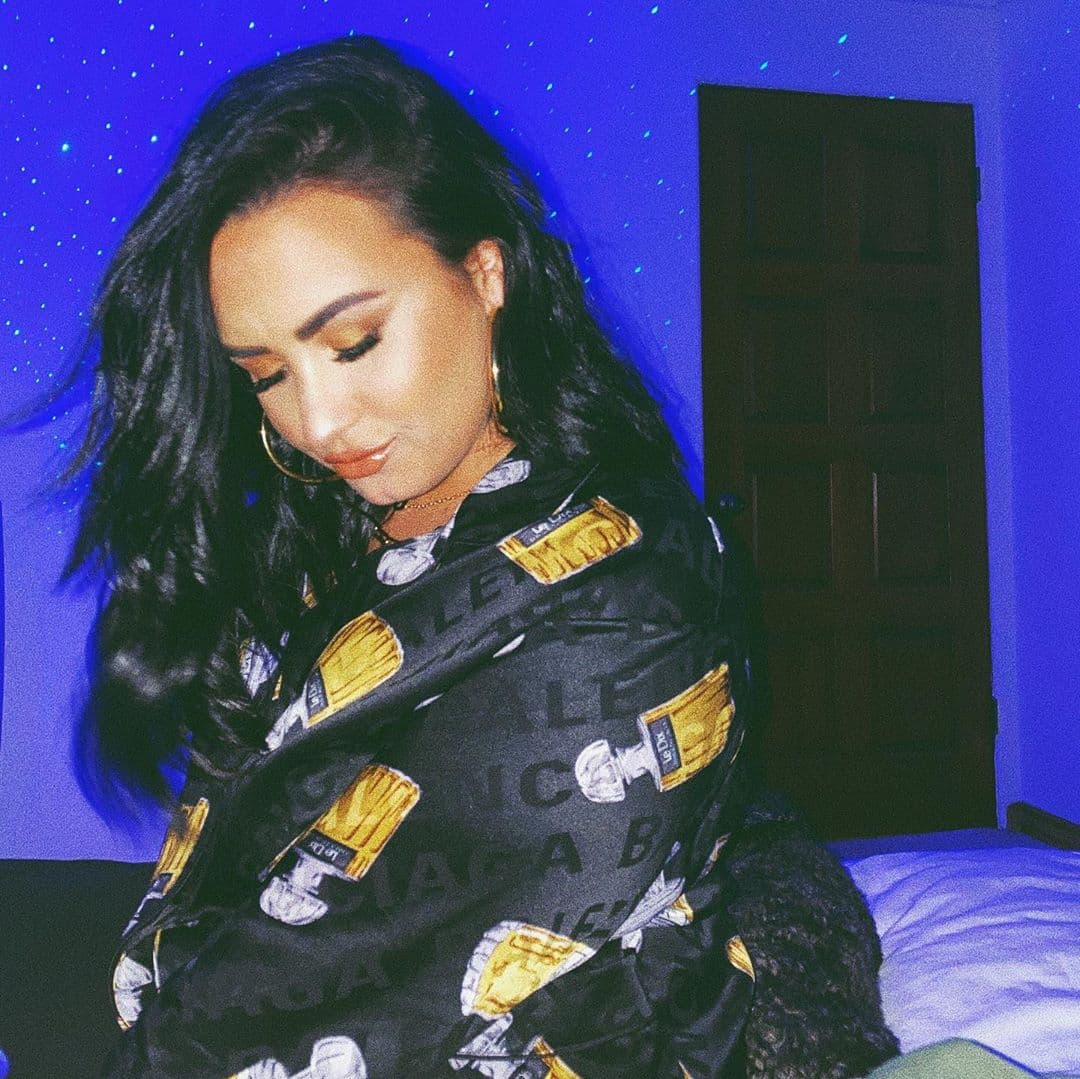 El 8 de mayo fue el día en que decidieron gritar a los cuatro vientos su amor, cuando compartieron con sus seguidores un video en el que se les ve bailando y besándose, mientras están en pijama y de fondo suena 'Stuck with U' de Ariana Grande y Justin Bieber. Semanas después, él posteo esta foto que tituló "Mi amor".