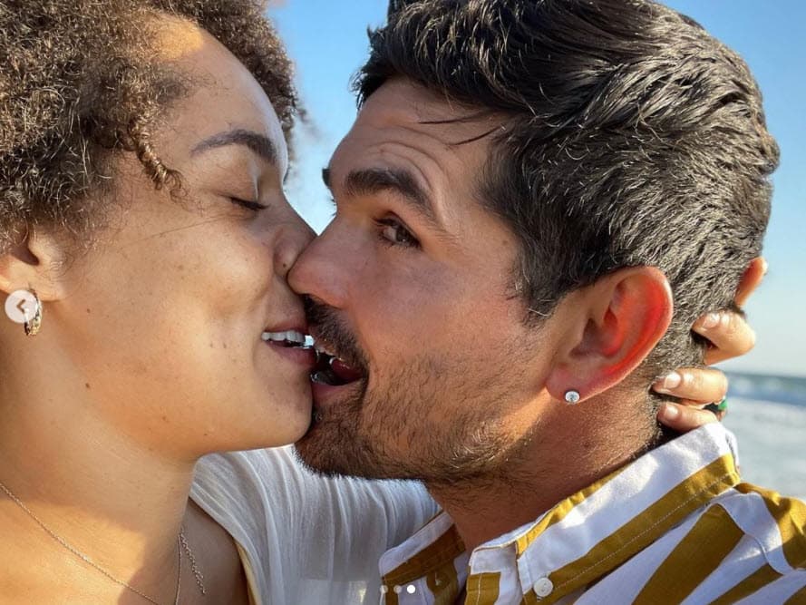 Aunque al principio él bromeó de manera pícara diciendo que la madre de su hijo es "aficionada a escribirle a la cigüeña", fue la costarricense quien prefirió ser más seria cuando se le cuestionó si le gustaría volver a tener otro hijo con él.
<br>