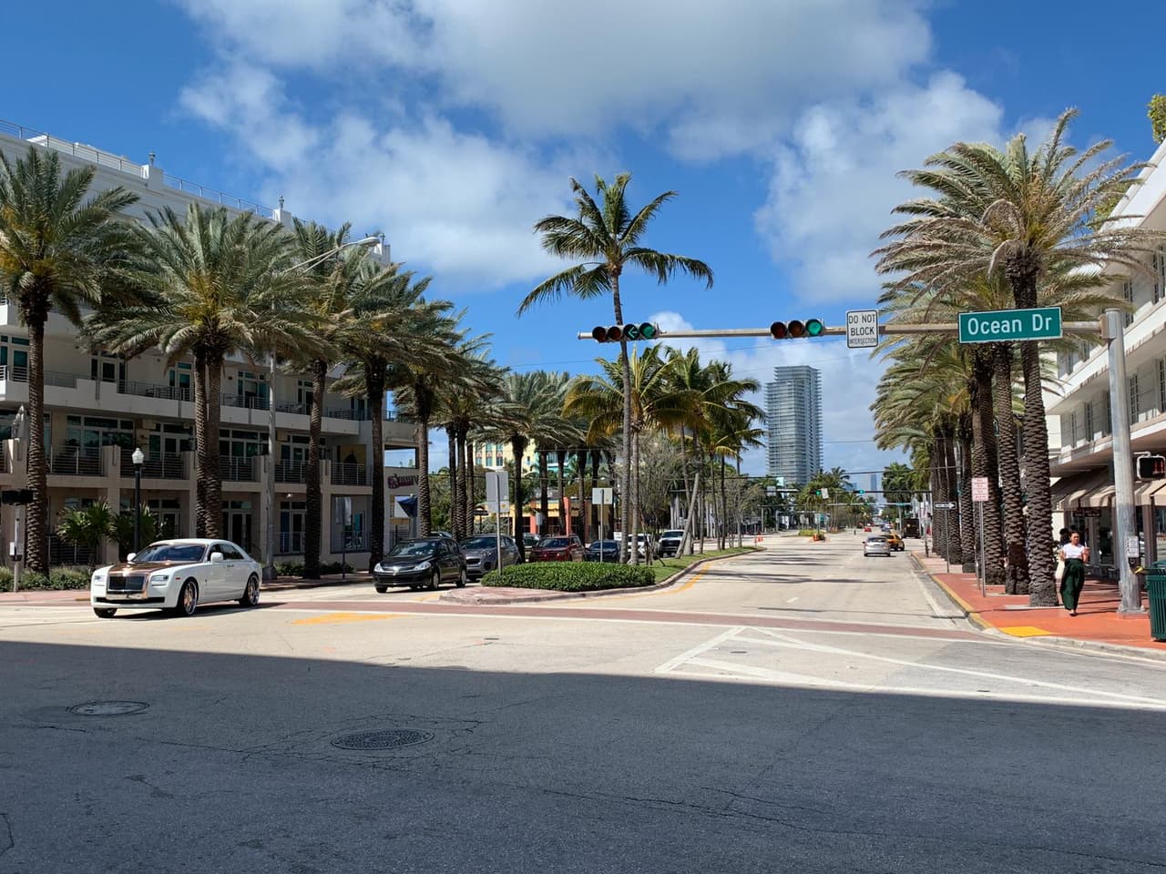 Además, las tiendas y comercios que no son esenciales deben cerrar y los que pueden permanecer abiertos culminarán sus actividades a las 9:00 pm. Los restaurantes solo pueden abrir para vender comida para llevar.
