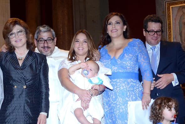 Angélica Vale también bautizó a su hijo en la Basílica de Guadalupe, pero esta vez la madrina fue Adamari López, su compañera en 'Amigas y rivales'.