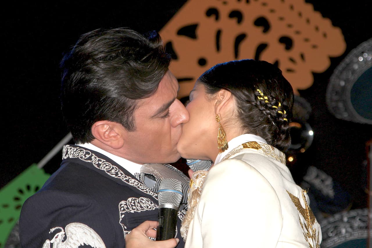 Nos regaló intensas noches de amor junto a Danna García.