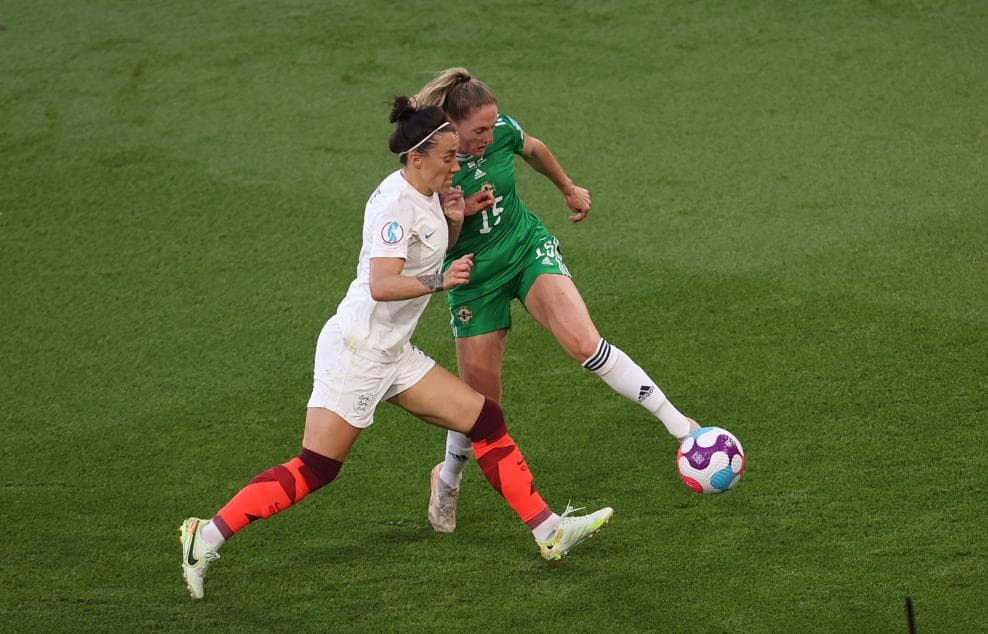 La Selección de Inglaterra no tuvo problemas para vencer por goleada a Irlanda del Norte que se mantiene sin puntos en el torneo.