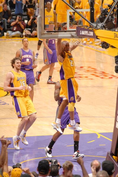Kobe Bryant # 24 de los Lakers de Los Ángeles se enfrenta con Suns durante juego de los Playoffs de la NBA 2010 en el Staples Center el 17 de mayo de 2010 en Los Ángeles, California.
<br>