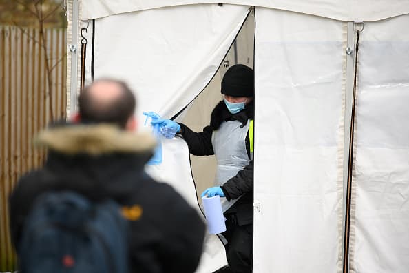 La variante B.1.1.7 se identificó por primera vez en el Reino Unido a fines de 2020 y parece ser más contagiosa, lo que hace que se propague fácilmente de persona a persona.
<br>