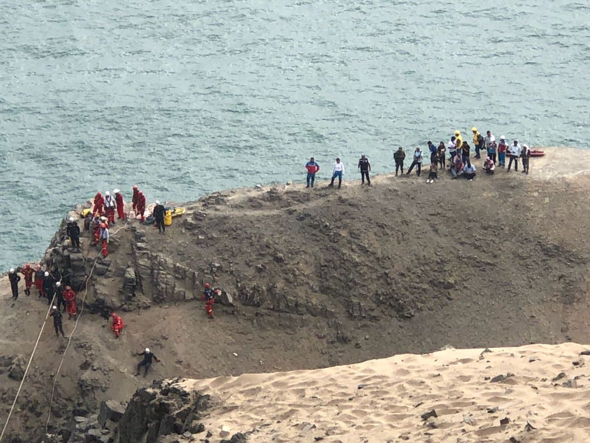 Cuadrillas de los bomberos voluntarios, la Policía Nacional, la Marina de Guerra y del Ministerio de Salud realizan las operaciones de rescate de las víctimas.