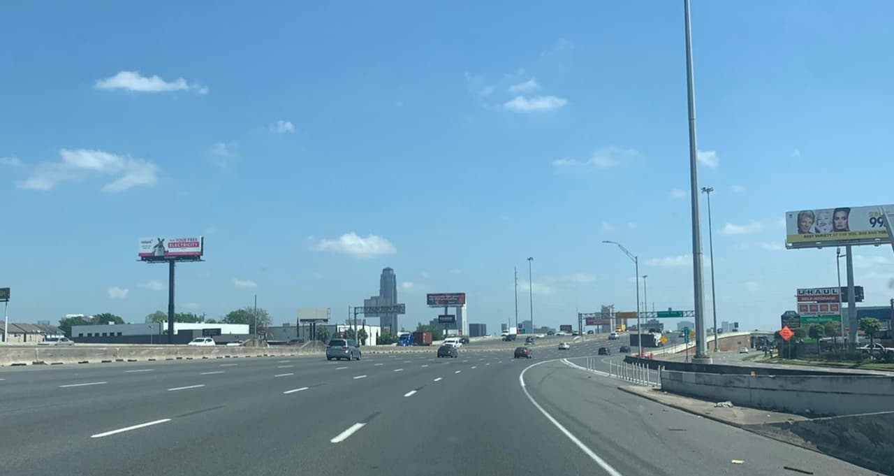 Todas las empresas excepto las esenciales deben cesar las actividades.