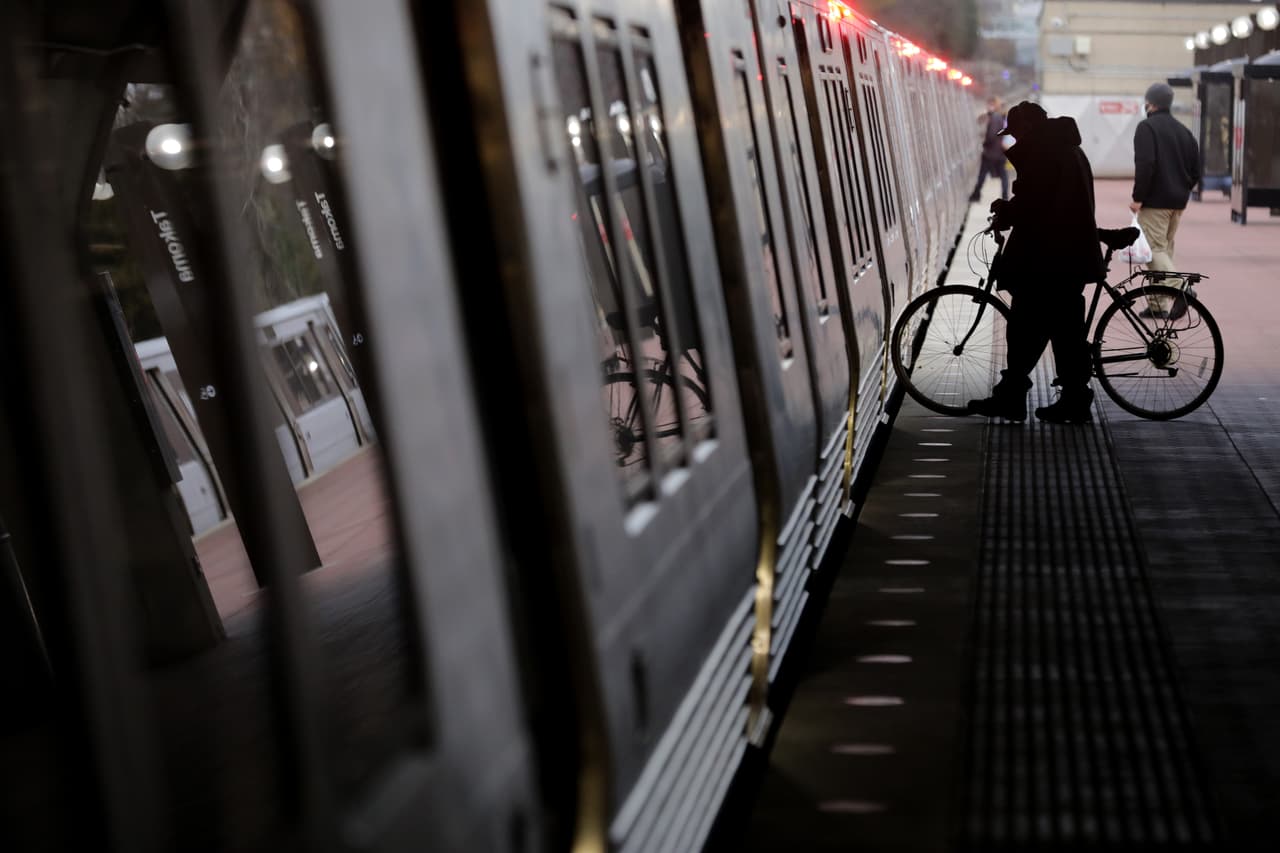 Disputa por un arma estación de metro Fort Totten deja a un adolescente y un hombre heridos
