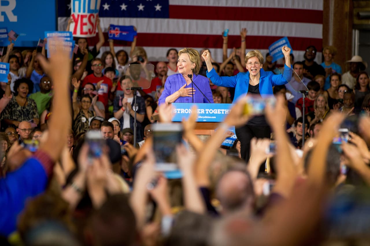 Warren y Clinton en Cincinnati, Ohio. La senadora por Massachusetts despierta fervor en sus seguidores, algo que sería un plus para la campaña de la ex secretaria de Estado.
