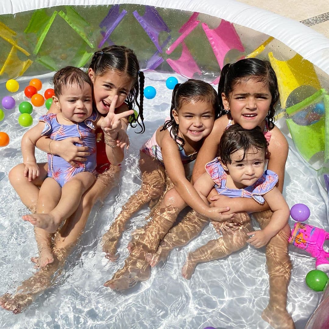 A finales de diciembre de 2018, Jacky Bracamontes y Martín Fuentes le dieron la bienvenida a las mellizas Emilia y Paula.