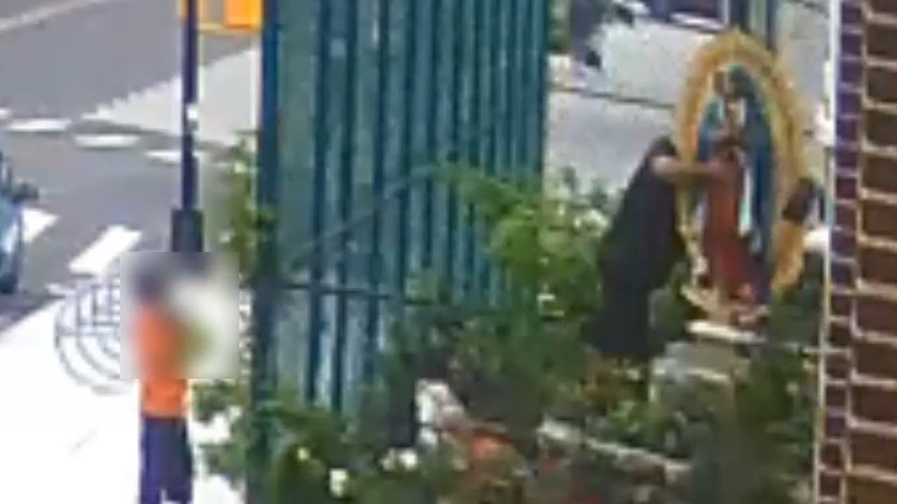 Buscan a un hombre por arrancar de su pedestal a una Virgen de Guadalupe en una iglesia de Brooklyn