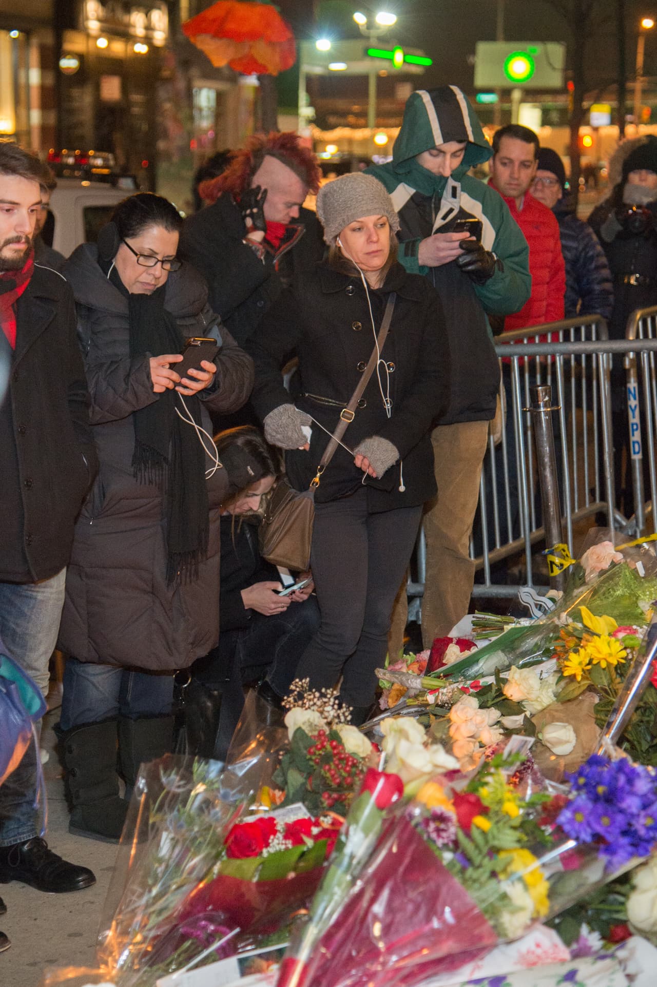 Decenas de ramos de flores, velas y mensajes fueron dejados en su puerta tras darse a conocer la noticia de su fallecimiento.
