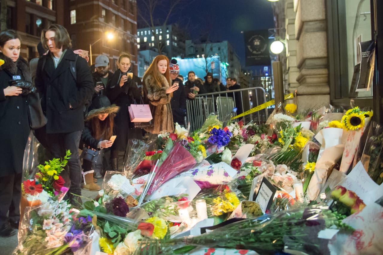 Otro de los puntos donde se concentraron muestras de cariño fue en el New York Theatre Workshop, situado a cinco calles de su residencia, donde Bowie tenía previsto actuar en la obra musical "Lazarus" junto al dramaturgo irlandés Enda Walsh el próximo 20 de enero.