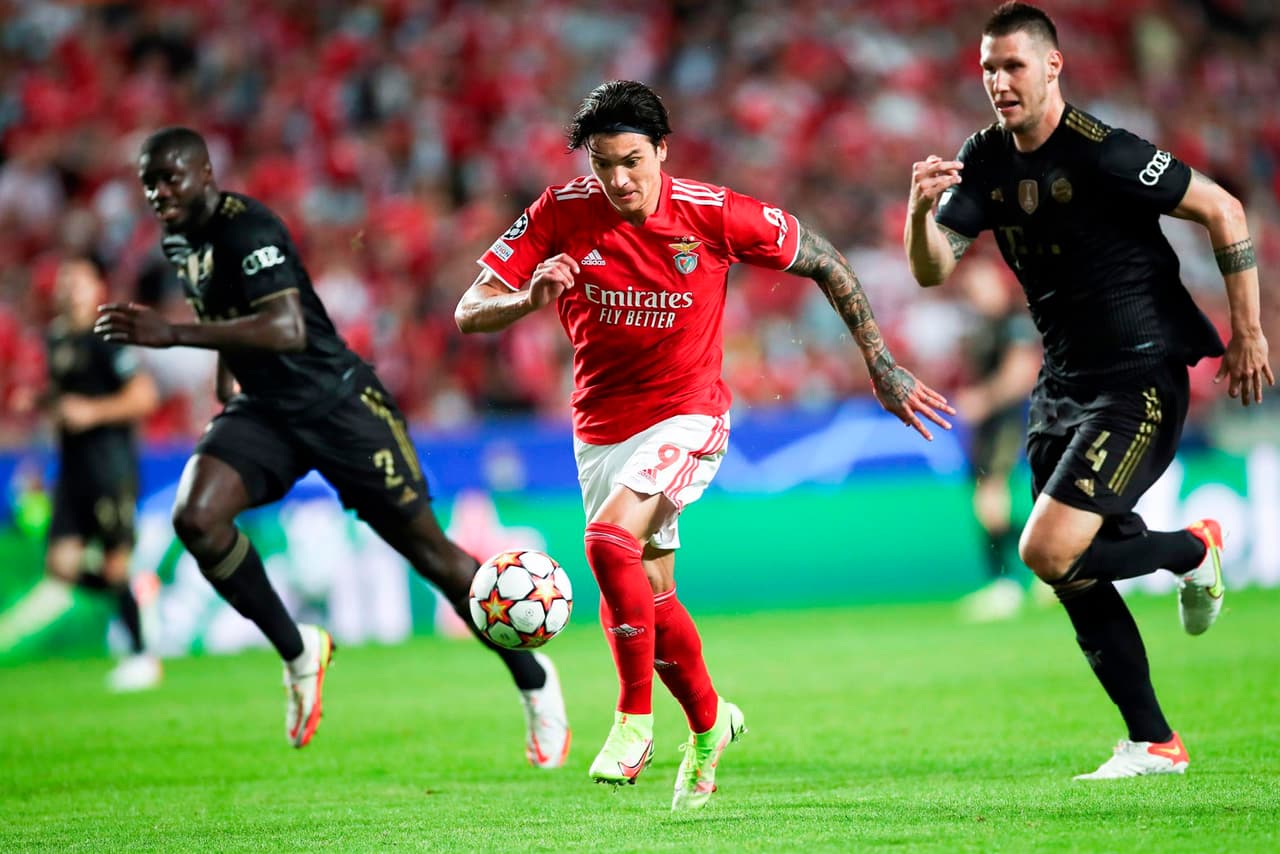 Bayern Munich demuestra su grandeza en los últimos minutos del encuentro y sellando una goliza 4-0 ante el Benfica. Dos goles anulados después, Leroy Sané sumó dos goles (70', 84'), Éverton Soares sumo uno en contra (80') y Robert Lewandowski aportó una anotación al 84', colocándose como líderes en el Grupo E.