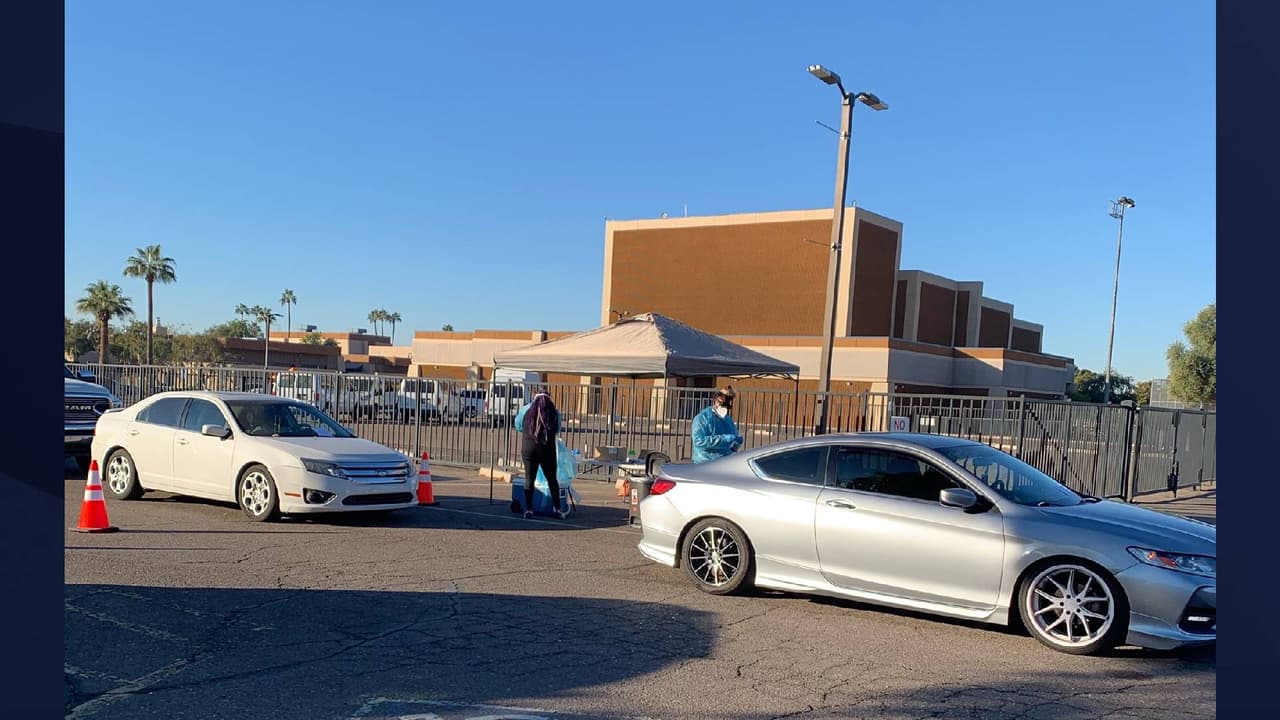 El estacionamiento de esta preparatoria al oeste de Phoenix servirá como un sitio de pruebas de coronavirus
