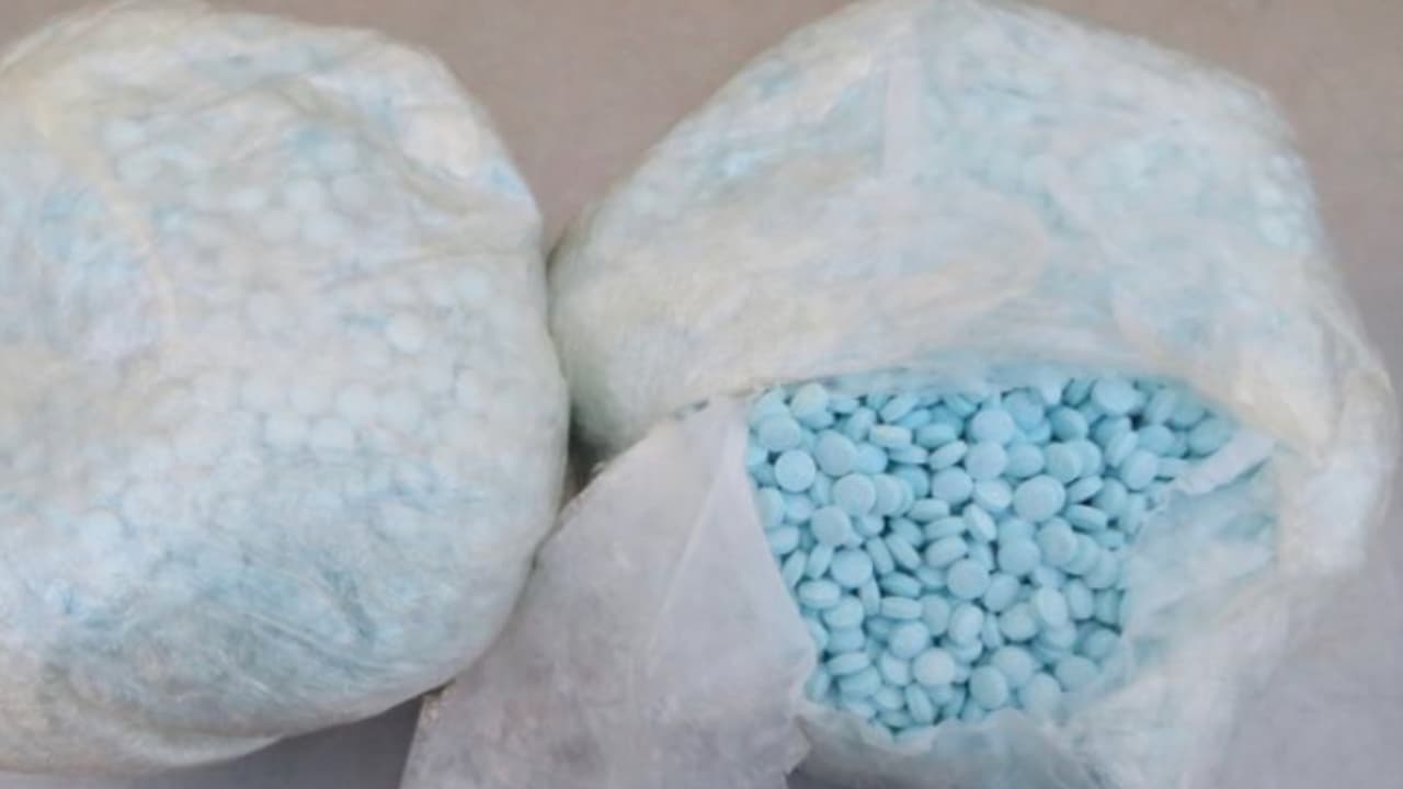 El viernes encontraron 16,200 pastillas en una cubierta térmica para el tanque de gasolina y el 30 de abril 7,400 que llevaba una persona pegadas a su cuerpo.