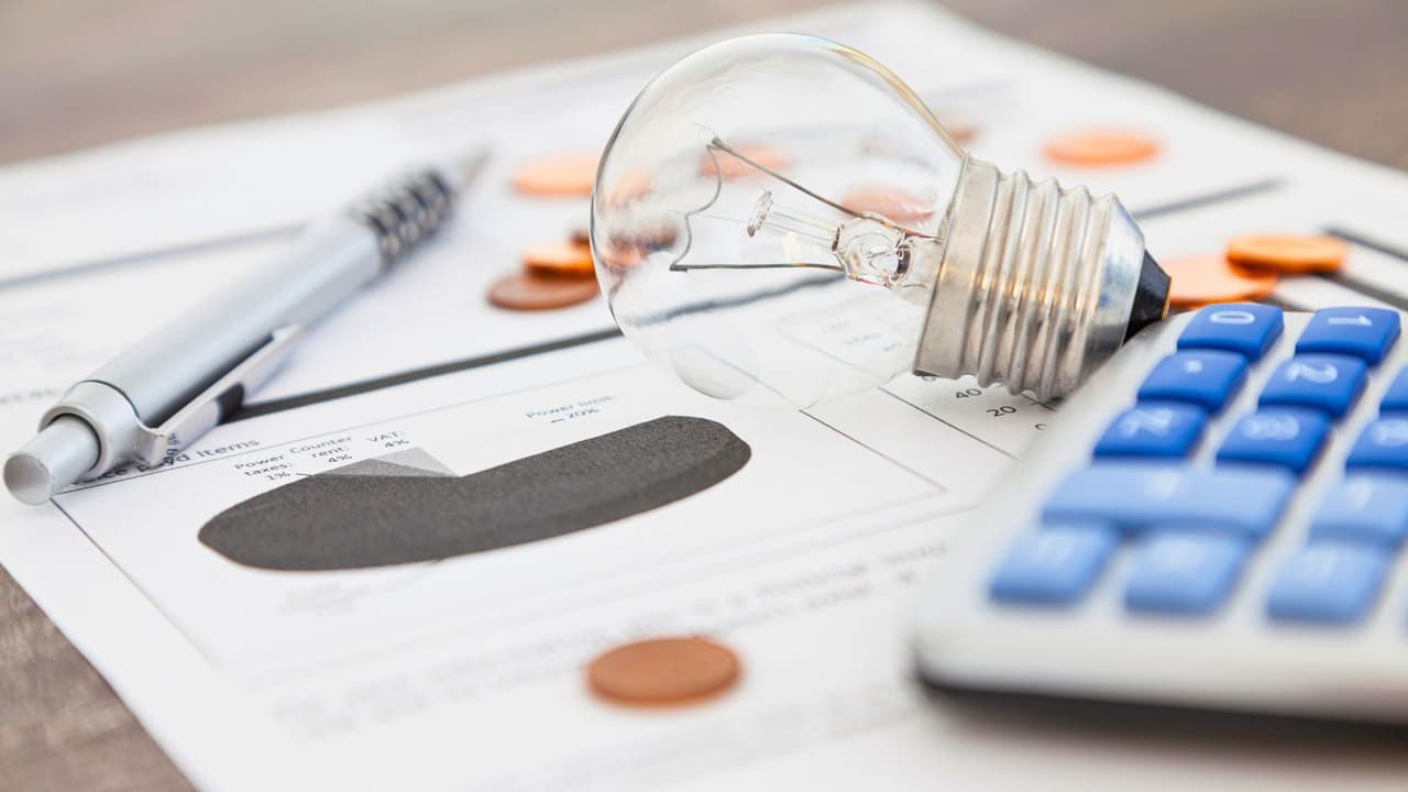 <h3 class="cms-H3-H3">Trucos sencillos para gastar menos</h3> Además del termostato,
<b>hay detalles que ayudan mucho:</b>
<br>🌡️ Sella puertas y ventanas para evitar fugas de calor.
<br>🌡️ Cambia los filtros del sistema con frecuencia.
<br>🌡️ Aprovecha el sol: cortinas abiertas de día, cerradas de noche.
<br>🌡️ Usa un termostato programable para que suba y baje automáticamente.
<br>💡 Son pasos pequeños que, juntos,
<b>hacen una gran diferencia en la factura.</b>