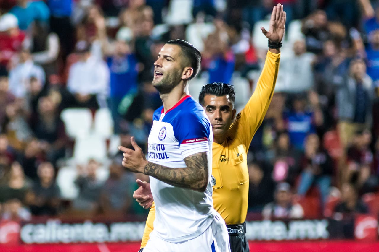 Apenas a los nueve minutos ya el Cruz Azul daba visos de peligro con una jugada que por centímetros anularon a Edgar Méndez, quien había anotado gol pero por offside no le fue validado.