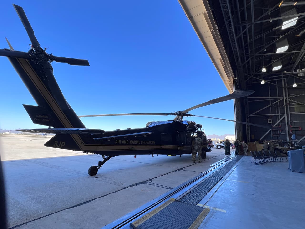 Eate es uno de los helicópteros de Aire y Marina de CBP en el que realizan los rescates en el desierto.