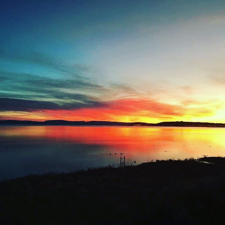 "Buenos, fabulosos y reflexivos días de recogimiento y alegría en #
<b>ViernesSanto</b>!!! #
<b>Amanecer</b> desde la #
<b>PatagoniaArgentina</b>" es lo que se puede leer en esta imagen que compartió la actriz en su cuenta de Twitter.