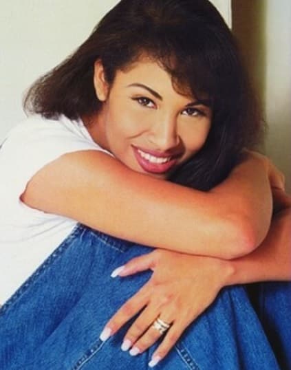 Selena hubiera cumplido 47 años. Pese a que murió hace más de dos décadas, su legado y su figura se mantienen intactos.