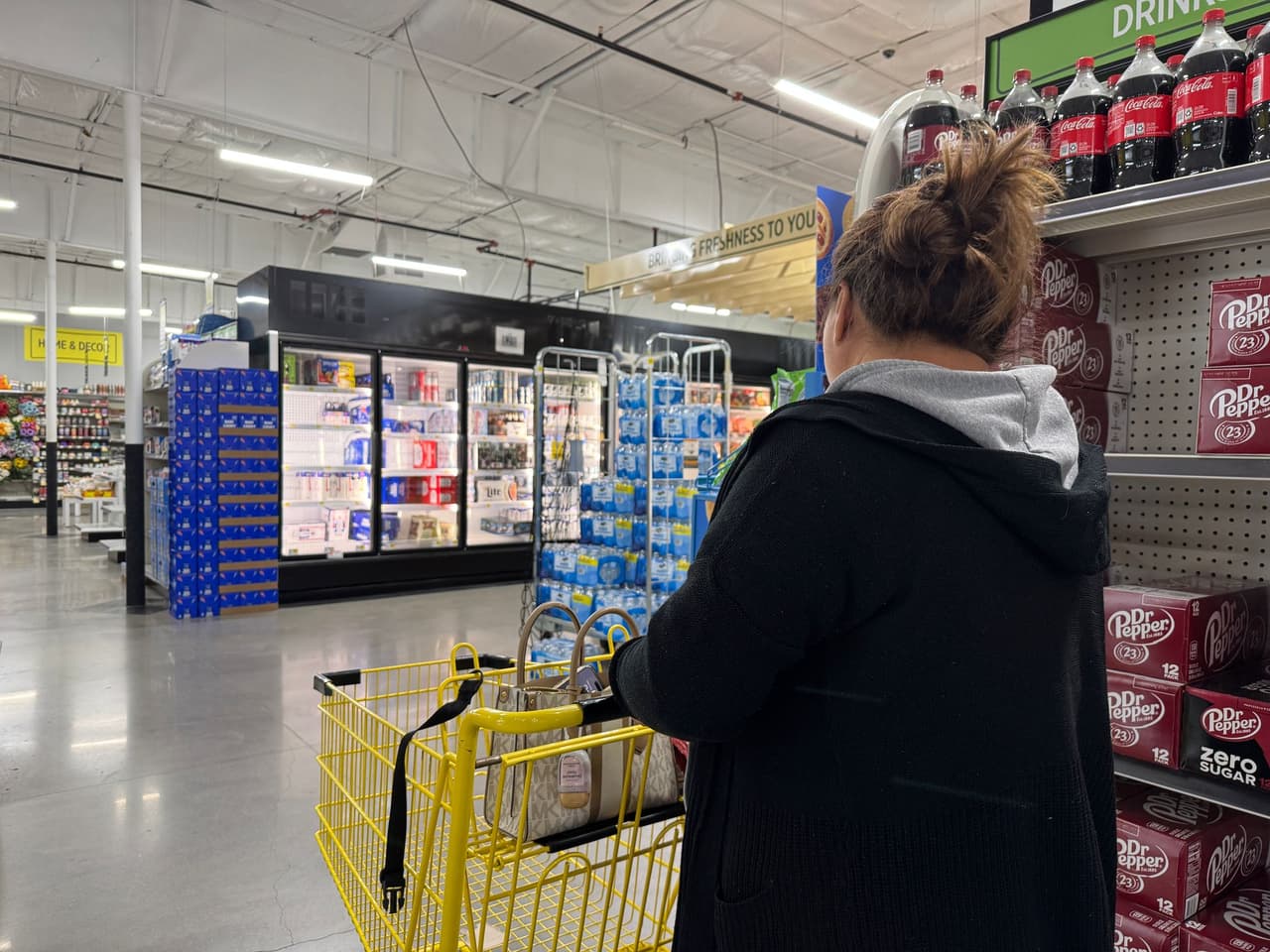 Lidia hacía la compra en una tienda de Colony Ridge mientras su esposo la esperaba afuera, con los vidrios y seguros cerrados.