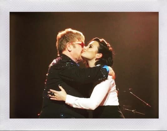 Elton John y Demi tampoco podían dejar de demostrarse su cariño.