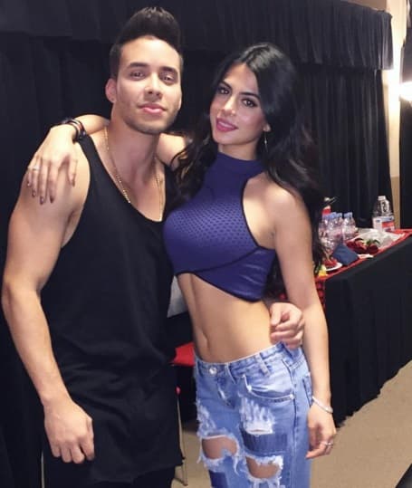 Unod e los abrazos que más nos emocionó fue el de Prince Royce y su novia Emeraude Toubia...