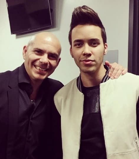 Prince y Pitbull también son tan amigos que no dejaron de darse un buen abrazo.