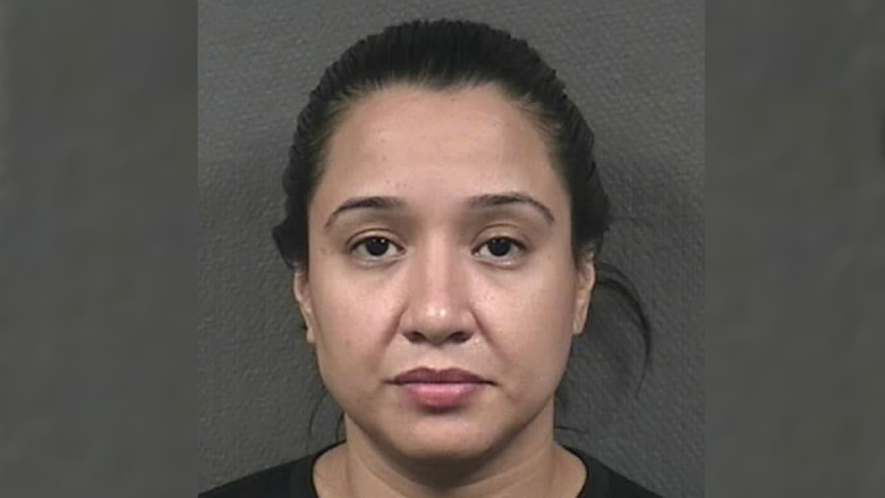 Condenan a más de 7 años a expolicía hispana de Houston por distribución de cocaína